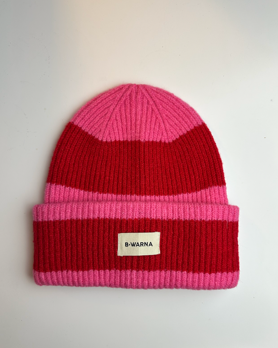 WARNA Cloud Beanie in Pink/Rot – warme, weiche Wintermütze mit Umschlag und B·WARNA Label