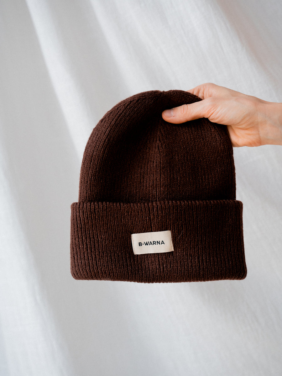 WARNA Classic Beanie in Schoko – klassische Strickmütze mit Umschlag und B·WARNA Label