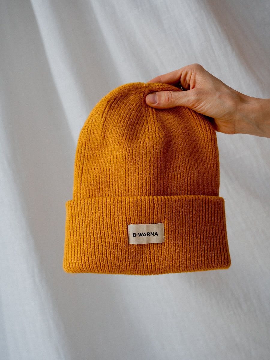 WARNA Classic Beanie in Senf – klassische Strickmütze mit Umschlag und B·WARNA Label