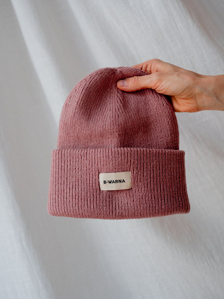 WARNA Classic Beanie in Hibiskus – klassische Strickmütze mit Umschlag und B·WARNA Label
