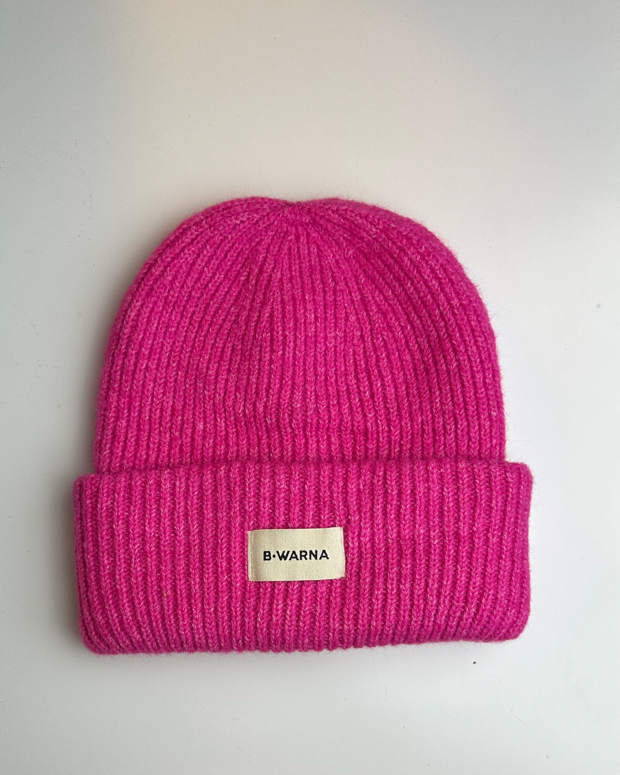 WARNA Cloud Beanie in Pink – warme, weiche Wintermütze mit Umschlag und B·WARNA Label