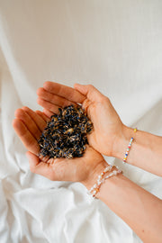 B·LOVED Räuchermischung im Detail: Kornblume, Holunderblüte und Styrax – blumig, vanillig-holzig, liebevoll abgefüllt.