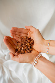 B·THANKFUL Zutaten im Detail: Tonkabohne, Sandelholzstücke und Styraxharz – warm, balsamisch, holzig.