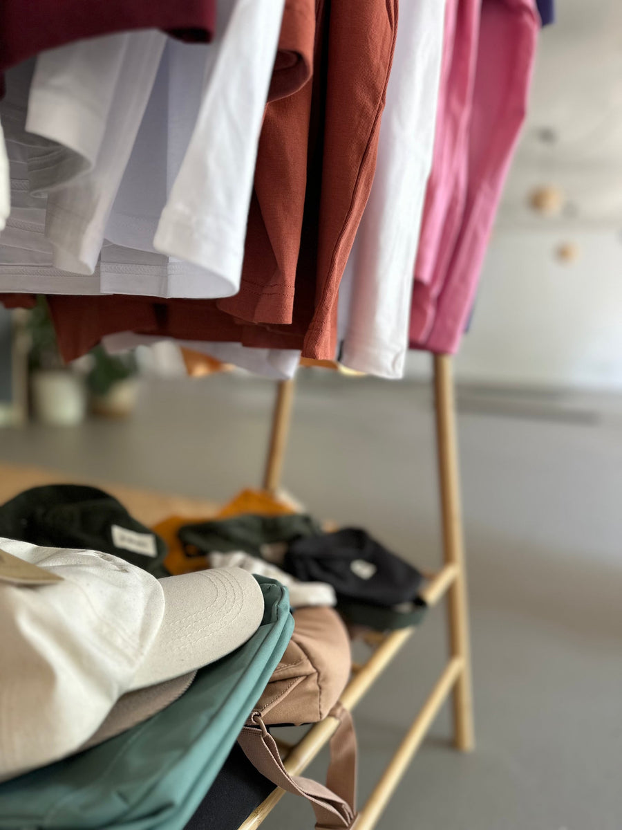 B·WARNA Caps und Taschen unter der Kleiderstange im NALU Studio