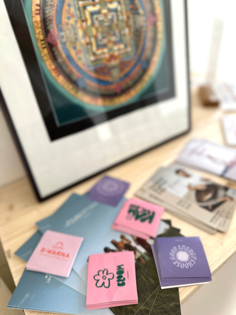 B·WARNA Flyer und Sticker auf dem Tisch im NALU Studio Traunstein