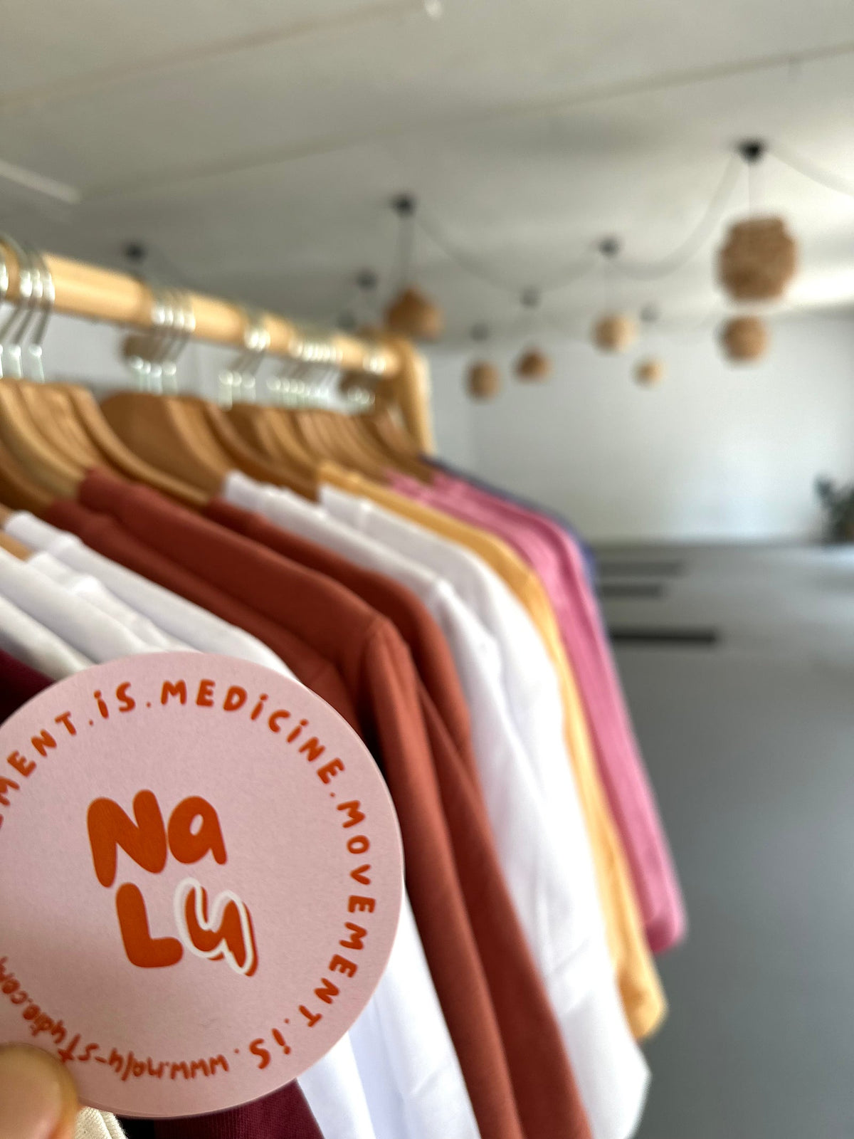 B·WARNA T-Shirts an der Kleiderstange im NALU Studio Traunstein