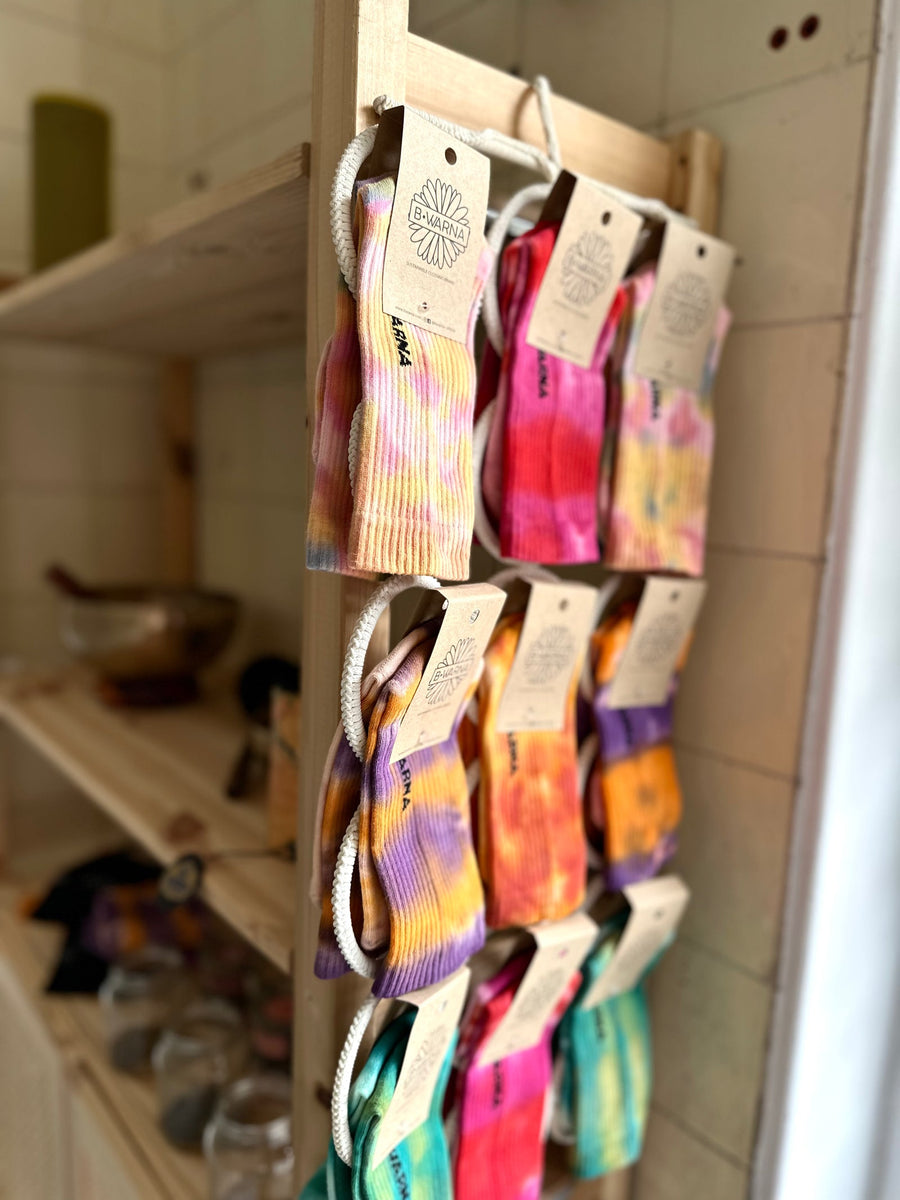 Bunte handgefärbte B·WARNA Socken im Regal des NALU Studio