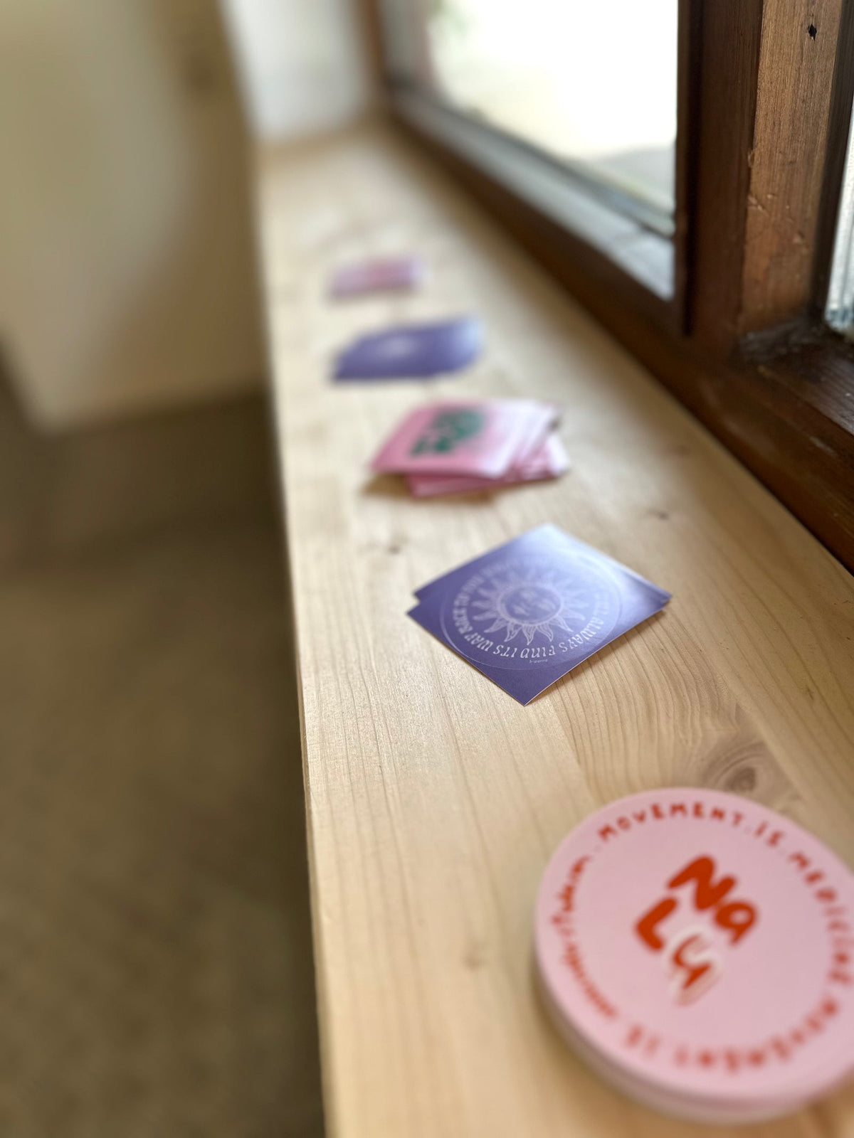 B·WARNA und NALU Sticker auf der Fensterbank im NALU Studio Traunstein
