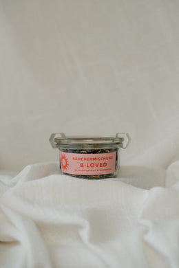 B·LOVED Räuchermischung, handgemacht mit blumigen Noten; Vanille-Holz-Duft für eine sanfte, beruhigende Raumstimmung.
