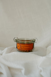 B·THANKFUL Räuchermischung, handgemacht mit Tonkabohne, Sandelholz und Styrax; warmer Vanille-Holz-Duft für eine ruhige Raumstimmung.